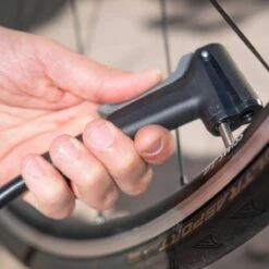 BBB Cycling AirSteel Fietspomp Met Drukmeter - Fiets Pomp Racefiets En Mountainbike - Voetpomp Extra Lang 11 Bar - Geel - BFP-27 -Fietsenreeksen Winkel 1200x1200 1170