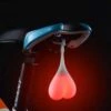 LOUZIR Opvallend Waterproof Fiets Led Achterlicht In De Vorm Van Een Slingerende Balzak(met Rode, Lichtgevende Ballen!)