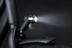AXA Nox Sport 12 Lux - Fietslamp Voorlicht - LED Koplamp - Fietsverlichting Op Batterij - Auto/Off - Zwart -Fietsenreeksen Winkel 1200x799 19