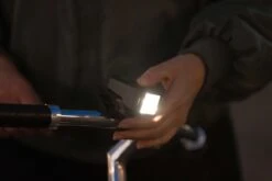 AXA Niteline T4R LED Fietslampjes Voor En Achter - Fietsverlichting USB Oplaadbaar -Fietsenreeksen Winkel 1200x800 198