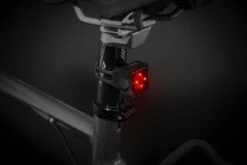 AXA Niteline T4R LED Fietslampjes Voor En Achter - Fietsverlichting USB Oplaadbaar -Fietsenreeksen Winkel 1200x800 199