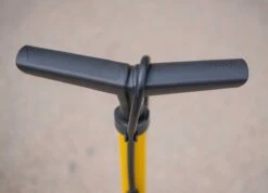 BBB Cycling AirSteel Fietspomp Met Drukmeter - Fiets Pomp Racefiets En Mountainbike - Voetpomp Extra Lang 11 Bar - Geel - BFP-27 -Fietsenreeksen Winkel 1200x863 7