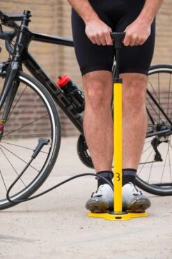 BBB Cycling AirSteel Fietspomp Met Drukmeter - Fiets Pomp Racefiets En Mountainbike - Voetpomp Extra Lang 11 Bar - Geel - BFP-27 -Fietsenreeksen Winkel 800x1200 83